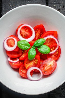 Domates salatası, lezzetli sebzeler, çalılar yeşil saplar ve servis edilen yaprak menüsü konsepti. text keto ya da paleo diyet organik sağlıklı beslenme için üst görünüm kopyalama alanı