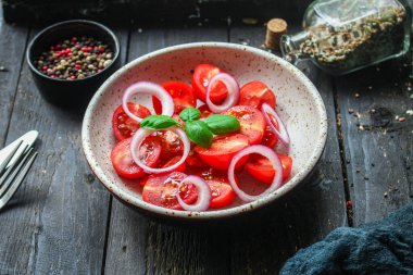 Domates salatası, lezzetli sebzeler, çalılar yeşil saplar ve servis edilen yaprak menüsü konsepti. text keto ya da paleo diyet organik sağlıklı beslenme için üst görünüm kopyalama alanı