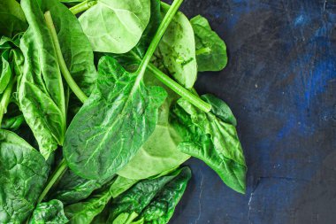 Ispanak yeşili taze yapraklar aperatif sebzeler çalı yeşil saplar ve menü büyüklüğünde taçyaprağı kavramı. text keto ya da paleo diyet organik sağlıklı beslenme için üst görünüm kopyalama alanı