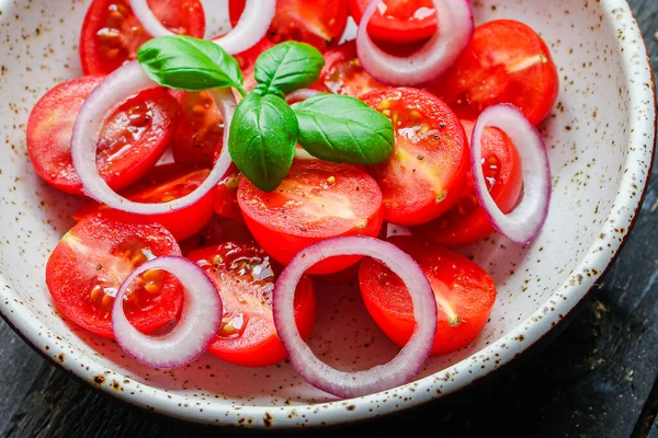 Salad Tomat Sayuran Lezat Batang Hijau Camilan Semak Dan Kelopak — Stok Foto