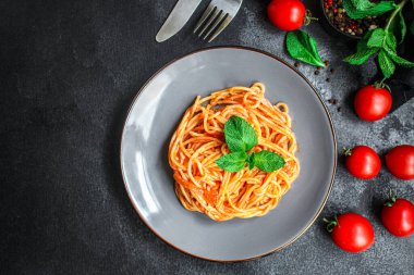 spagetti makarna domates sosu konsepti servis büyüklüğünde. metin için yiyecek arkaplan üst görünümü kopyalama alanı