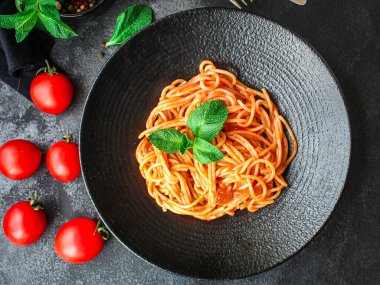 spagetti makarna domates sosu konsepti servis büyüklüğünde. metin için yiyecek arkaplan üst görünümü kopyalama alanı