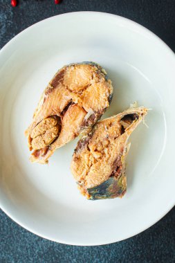 konserve balık uskumrusu menüsü konsepti sağlıklı yiyecek arka plan görünümü metin keto veya paleo diyet peskataryan için kopya alanı