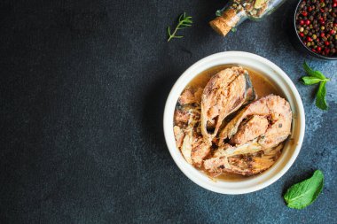 konserve balık uskumrusu menüsü konsepti sağlıklı yiyecek arka plan görünümü metin keto veya paleo diyet peskataryan için kopya alanı