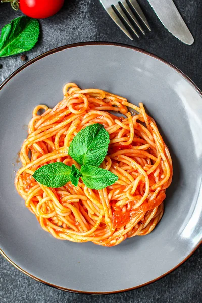 Spagetti Makarna Domates Sosu Konsepti Servis Büyüklüğünde Metin Için Yiyecek — Stok fotoğraf