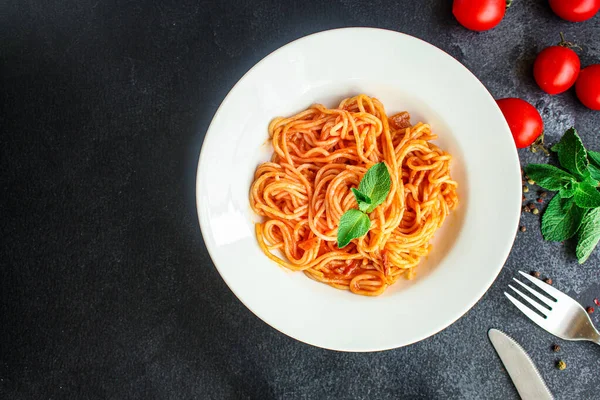 Spagetti Makarna Domates Sosu Konsepti Servis Büyüklüğünde Metin Için Yiyecek — Stok fotoğraf