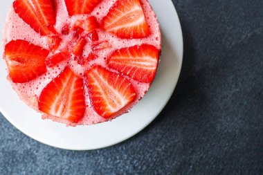 Cheesecake strawberrie, tatlı mascarpone tatlı tatlı pasta ve böğürtlen menüsü kavramı sağlıklı yemek arka planda üst görünüm metin için fotokopi alanı