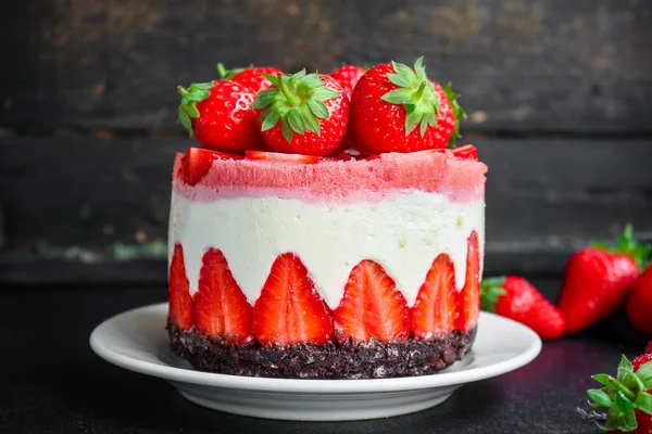 Cheesecake strawberrie, tatlı mascarpone tatlı tatlı pasta ve böğürtlen menüsü kavramı sağlıklı yemek arka planda üst görünüm metin için fotokopi alanı