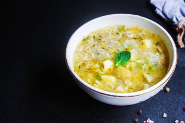 Sebze çorbası ve makarna alfabesi, bezelye, mısır menüsü konsepti sağlıklı beslenme. yemek arkaplanı üst görünüm kopyalama alanı metin tablosu ayarlama veya paleo diyeti için