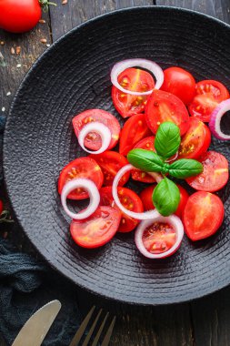Domates salatası, lezzetli sebzeler, çalılar yeşil saplar ve servis edilen yaprak menüsü konsepti. metin keto ya da paleo diyeti için yiyecek arkaplan üst görünüm kopyalama alanı 
