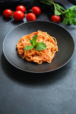 spagetti makarna domates sosu konsepti ikinci tabakta servis ediliyor. metin için yiyecek arkaplan üst görünümü kopyalama alanı
