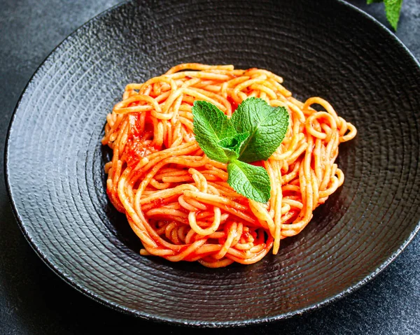 Spagetti Makarna Domates Sosu Konsepti Ikinci Tabakta Servis Ediliyor Metin — Stok fotoğraf