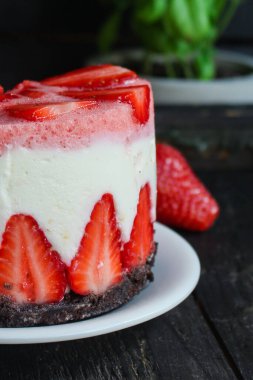 Cheesecake strawberrie, tatlı mascarpone tatlı pasta ve böğürtlen menüsü kavramı sağlıklı yemek arka planda fotokopi alanı