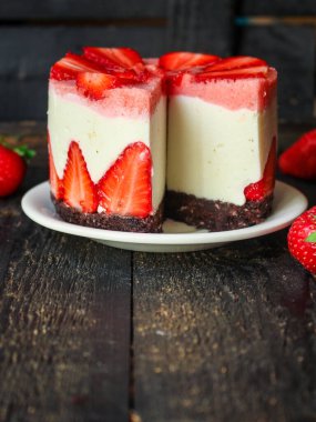Cheesecake strawberrie, tatlı mascarpone tatlı pasta ve böğürtlen menüsü kavramı sağlıklı yemek arka planda fotokopi alanı
