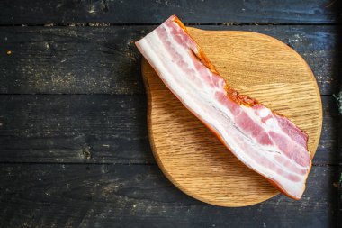 Tütsülenmiş domuz eti menüsü konsepti. yemek arkaplanı üst görünüm kopyalama alanı sağlıklı yiyecekler için