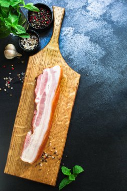 Tütsülenmiş domuz eti menüsü konsepti. yemek arkaplanı üst görünüm kopyalama alanı sağlıklı yiyecekler için