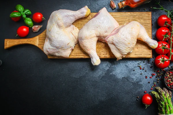 Tavuk budu çiğ et menüsü konsepti. textketo ya da paleo diyeti için üst görünüm kopyalama alanı