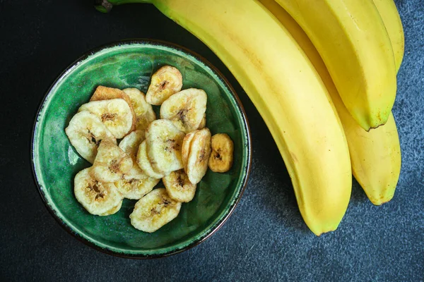 香蕉片甜而健康的小吃菜单概念服务的大小 食物背景顶视图复制空间为文本有机健康饮食 — 图库照片