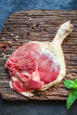 Ördek bacağı tavuk eti konsepti, çiğ menü konsepti. yemek arkaplanı üst görünüm metin organik sağlıklı yeme keto veya paleo diyeti için kopyalama alanı 
