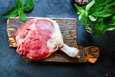 Ördek bacağı tavuk eti konsepti, çiğ menü konsepti. yemek arkaplanı üst görünüm metin organik sağlıklı yeme keto veya paleo diyeti için kopyalama alanı 
