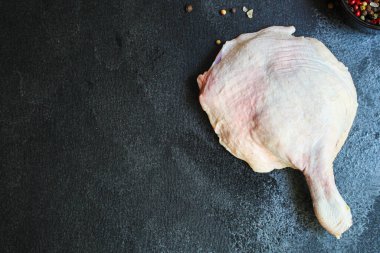 Ördek bacağı tavuk eti konsepti, çiğ menü konsepti. yemek arkaplanı üst görünüm metin organik sağlıklı yeme keto veya paleo diyeti için kopyalama alanı 