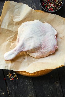 Ördek bacağı tavuk eti konsepti, çiğ menü konsepti. yemek arkaplanı üst görünüm metin organik sağlıklı yeme keto veya paleo diyeti için kopyalama alanı 