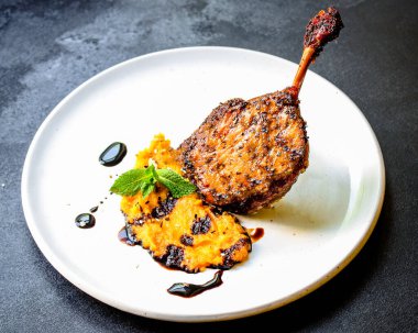 Ördek konfeti bacağı fırınlanmış kümes hayvanları menüsü konsepti. yemek arkaplanı üst görünüm metin organik sağlıklı yeme keto veya paleo diyeti için kopyalama alanı