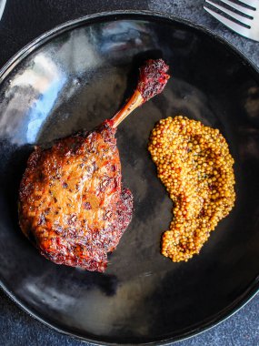 Ördek konfeti bacağı fırınlanmış kümes hayvanları menüsü konsepti. yemek arkaplanı üst görünüm metin organik sağlıklı yeme keto veya paleo diyeti için kopyalama alanı