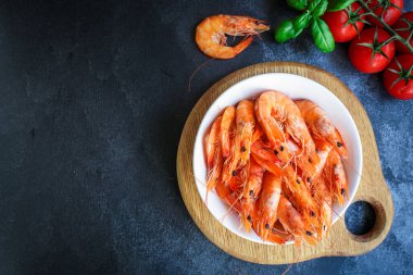 Haşlanmış deniz ürünleri menüsü konseptini yemeye hazır karides. metin keto ya da paleo peskataryen diyet organik sağlıklı beslenme için üst görünüm kopyalama alanı