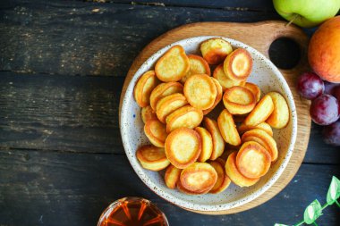 Mini gözlemeler, tatlı kahvaltı atıştırmalıkları veya servis edilen tatlı menüsü konsepti. organik sağlıklı beslenme için yiyecek arkaplanı üst görünüm kopyalama alanı