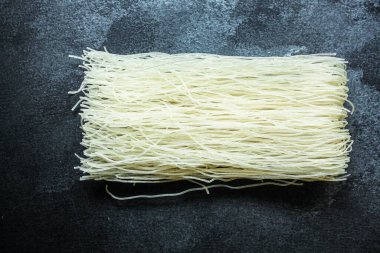 Pirinç eriştesi ve menü konsepti. yemek arkaplanı üst görünüm kopyalama alanı sağlıklı yiyecekler için