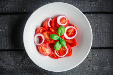 Salata domatesli sebze menüsü konsepti. yemek arkaplanı üst görünüm metin organik sağlıklı yeme keto veya paleo diyeti için kopyalama alanı
