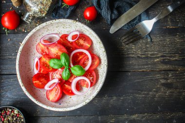 Salata domatesli sebze menüsü konsepti. yemek arkaplanı üst görünüm metin organik sağlıklı yeme keto veya paleo diyeti için kopyalama alanı