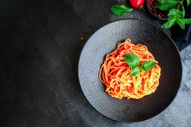 Domates soslu spagetti makarnası ikinci tabakta. yiyecek arkaplanı üst görünüm kopyalama alanı 