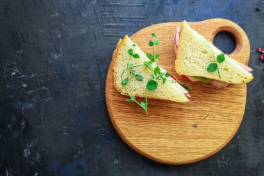 Sosis, sebze, marul, soslu menü konsepti. yemek arkaplanı üst görünüm kopyalama alanı sağlıklı yiyecekler için