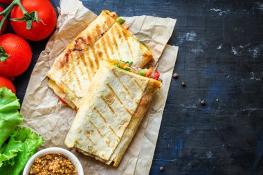 Tortilla ya da burrito doldurup sebze doldurmak vejetaryen pita ekmeği, çiğ deniz ürünleri ve buz gibi dondurulmuş menü konsepti. organik sağlıklı beslenme için yiyecek arkaplanı üst görünüm kopyalama alanı 