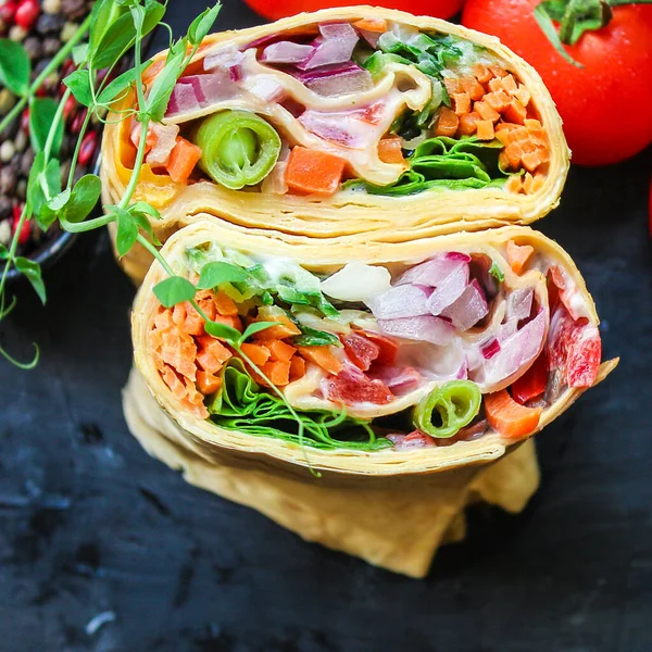 Wrap Tortilla Burrito Vulling Groenten Vegetarisch Pitabrood Rauwe Vis Zeevruchten — Stockfoto