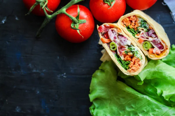 Wrap Tortilla Burrito Vulling Groenten Vegetarisch Pitabrood Rauwe Vis Zeevruchten — Stockfoto