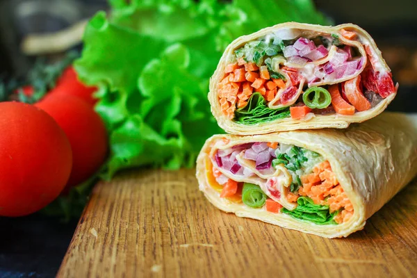 Tekercs Tortilla Vagy Burrito Töltelék Zöldség Vegetáriánus Pita Kenyér Nyers — Stock Fotó