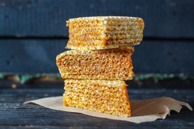 Waffle keki ve karamelli kremalı süt menüsü konsepti. metin için yiyecek arkaplan üst görünümü kopyalama alanı