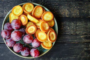Krepler mısır gevreği, tatlı kahvaltı atıştırmalığı ya da tatlı menüsü konsepti. organik metin için yiyecek arkaplan üst görünümü kopyalama alanı