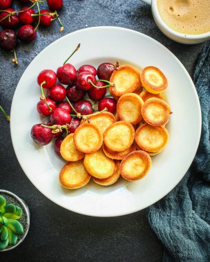 Krepler mısır gevreği, tatlı kahvaltı atıştırmalığı ya da tatlı menüsü konsepti. organik metin için yiyecek arkaplan üst görünümü kopyalama alanı