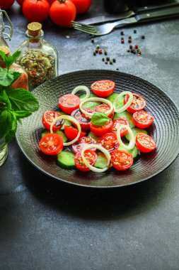 Salata domatesli salatalık sebze menüsü konsepti. yemek arkaplanı üst görünüm kopyalama alanı metin organik vevegan yeme