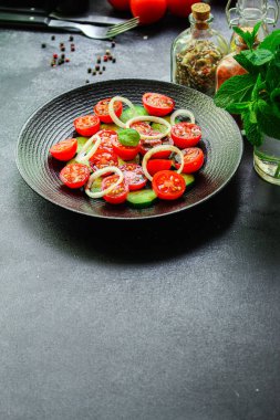 Salata domatesli salatalık sebze menüsü konsepti. yemek arkaplanı üst görünüm kopyalama alanı metin organik vevegan yeme