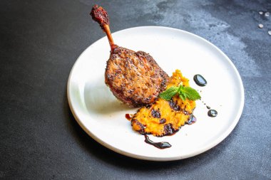 Ördek konfeti bacağı fırınlanmış kümes hayvanları menüsü konsepti. yiyecek arka planı fotokopi alanı organik sağlıklı yiyecekler 