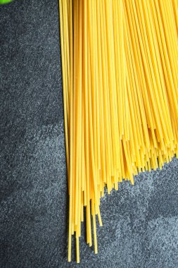 spagetti makarnası çiğ menü konsepti servis büyüklüğünde. yiyecek arkaplanı üst görünümü kopyalama alanı organik yemek