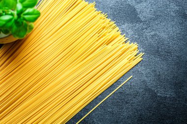 spagetti makarnası çiğ menü konsepti servis büyüklüğünde. yiyecek arkaplanı üst görünümü kopyalama alanı organik yemek
