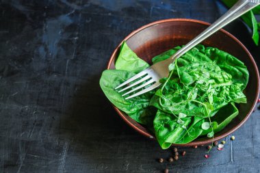 Yeşil salata ıspanağı, roka, marul, servis yapan mikro yeşil menü. organik metin için yiyecek arkaplan üst görünümü kopyalama alanı 