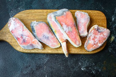 Pembe somon balığı dondurulmuş çiğ deniz ürünleri buz gibi soğuk menü konsepti. Gıda arka plan fotokopi alanı organik sağlıklı beslenme diyeti kötümserleri için