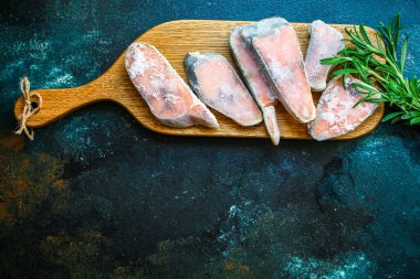 Pembe somon balığı dondurulmuş çiğ deniz ürünleri buz gibi soğuk menü konsepti. Gıda arka plan fotokopi alanı organik sağlıklı beslenme diyeti kötümserleri için